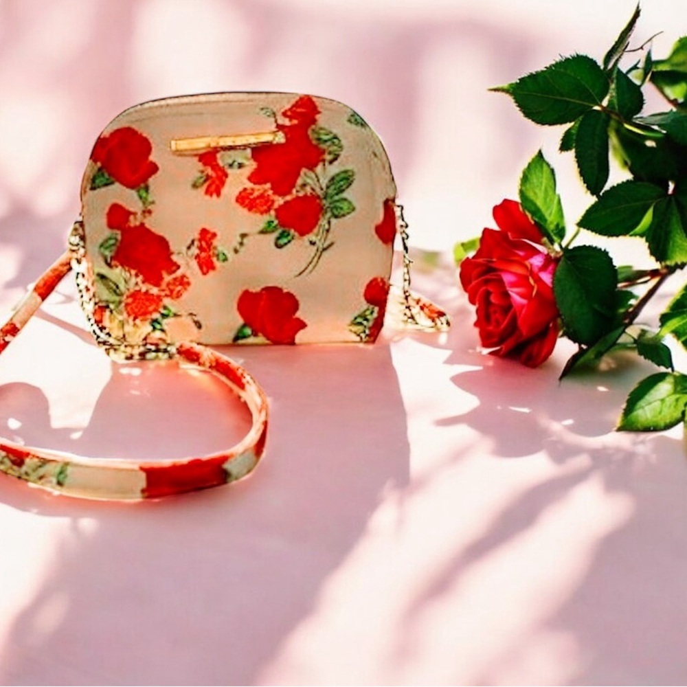 Betsey Johnson Floral Dome
Crossbody Purse Pink w/ Red
Roses Gold Chain Detail